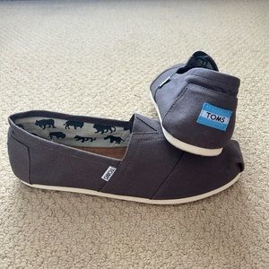 Men’s grey Tom’s